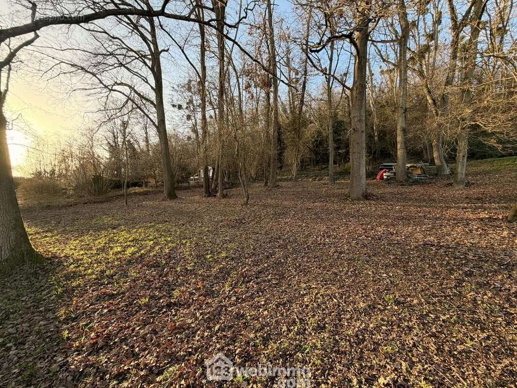 Une belle parcelle profonde garantissant espace, intimité et confort de vie - Terrain à LAON