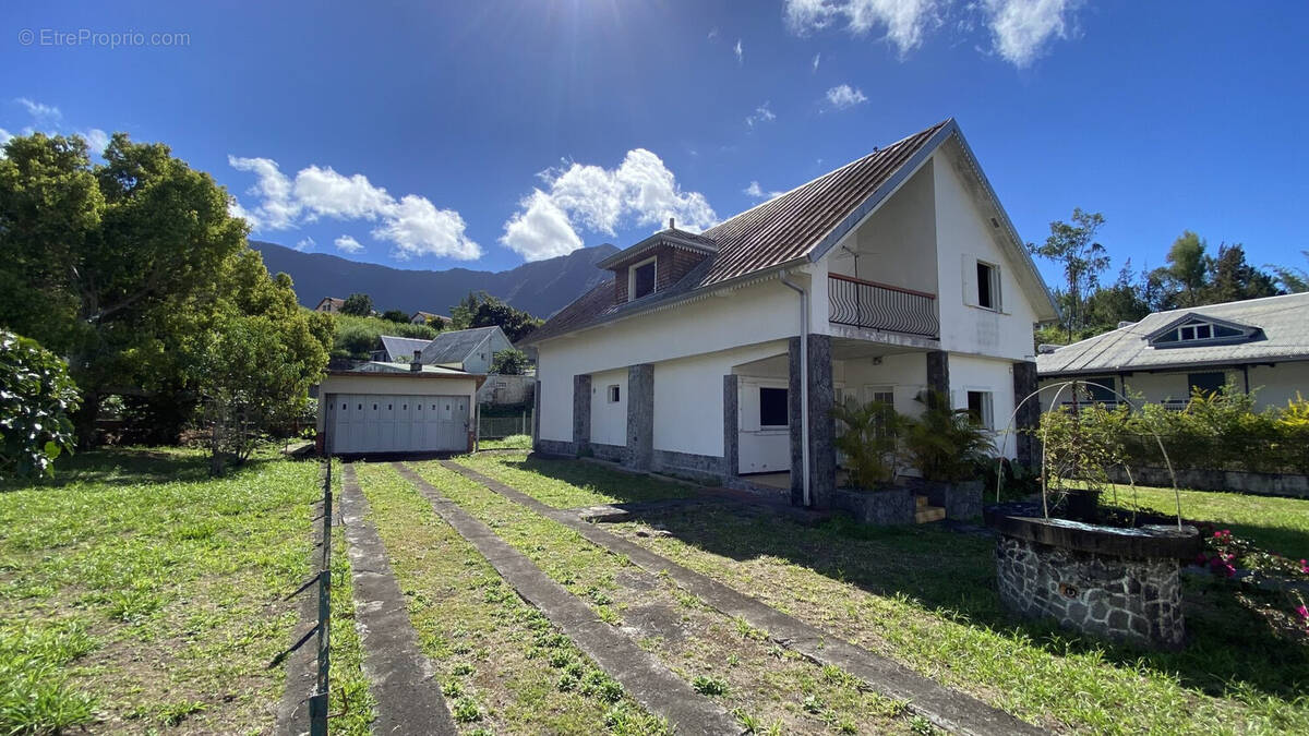 Grande propriété familiale sur plus de 1 400 m² de terrain - Maison à SALAZIE