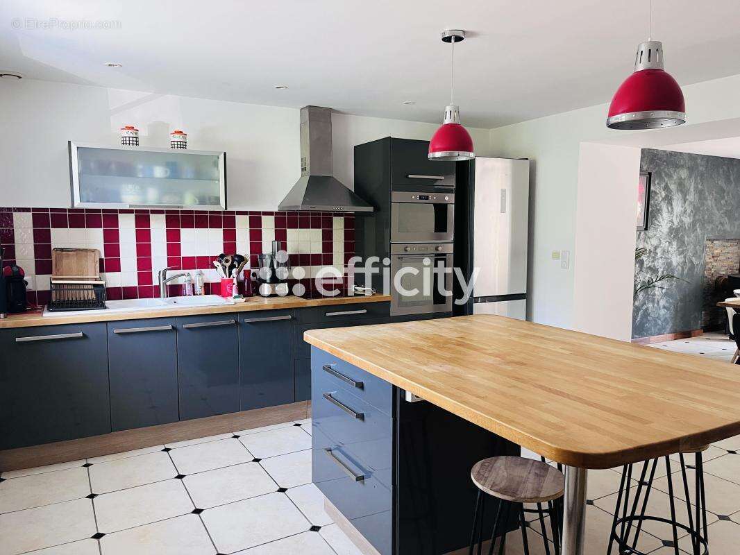 Maison 180 m² à Saint-Symphorien  - photo 4
