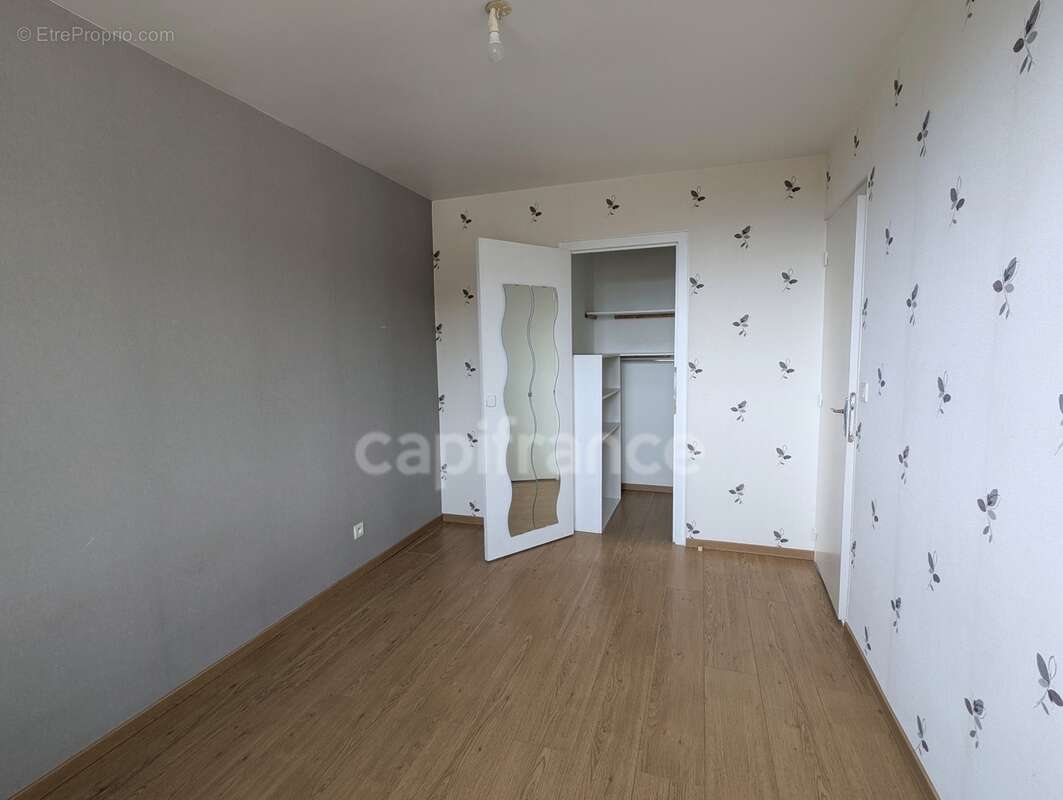Appartement à vendre 4 pièces TULLINS (38) -  62.79 m² - Dernier étage - 2 chambres- 2 caves et stationnement au bas de l'immeub - photo 8