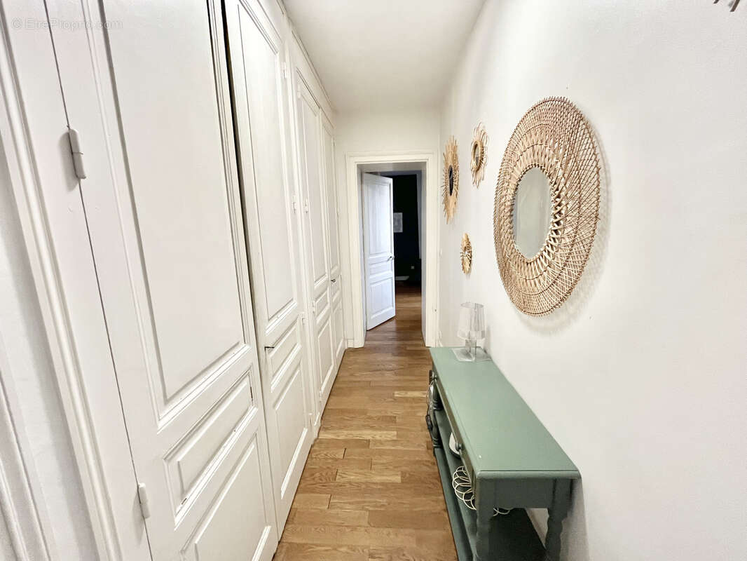 7 pièces de 183 M2 - Centre-ville - 5 chambres - Cuisine équipée - Parking - photo 12