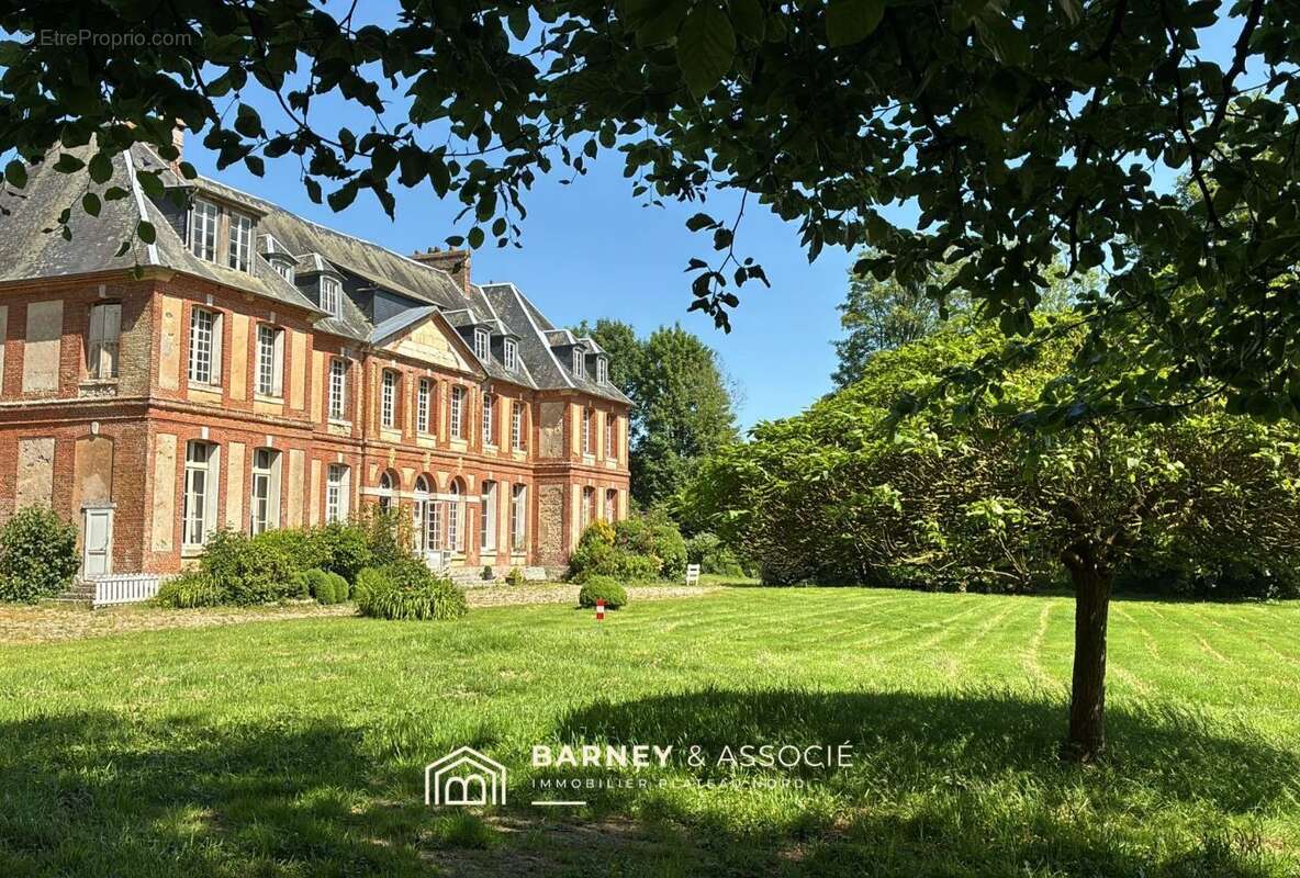 525 m² à Saussay  - photo 2