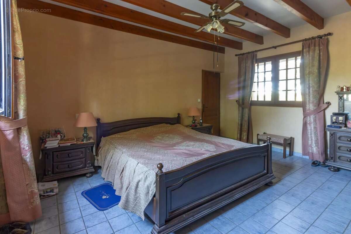 Maison spacieuse avec piscine, grandes dépendances et terrain - photo 8