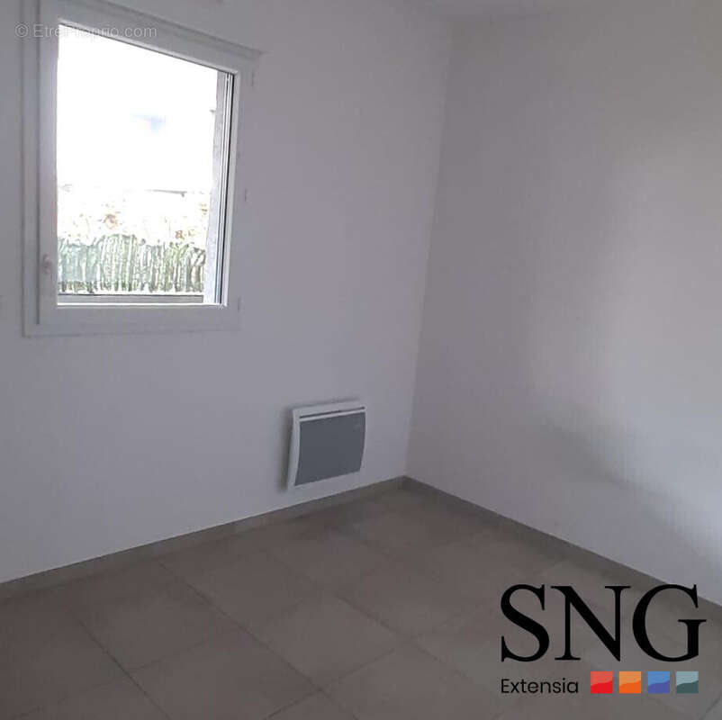 Chambre 1 avec placard - Appartement à SAINT-JEAN-DE-VEDAS