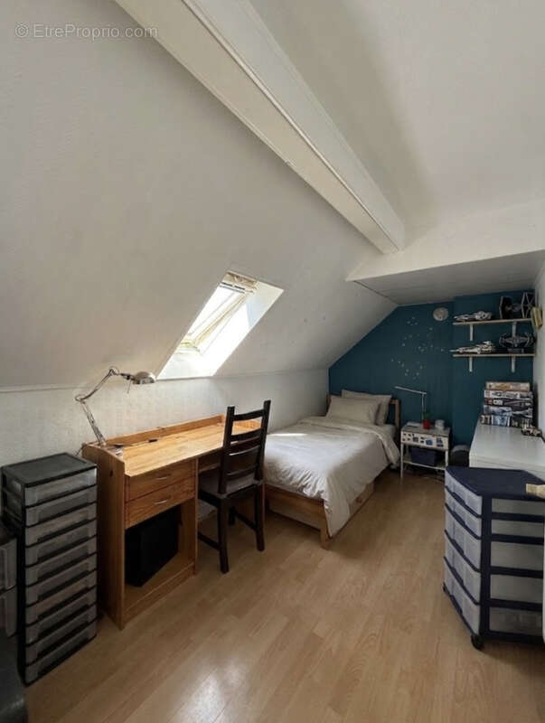 Située en plein coeur de Seclin, cette maison semi-mitoyenne de type bel étage dispose d'environ 95 m2 habitab - photo 8
