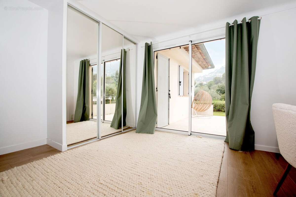 Maison à CHATEAUNEUF-GRASSE