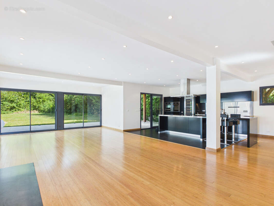 LUCINGES - Maison d'architecte contemporaine de 7 pièces avec piscine. - photo 11