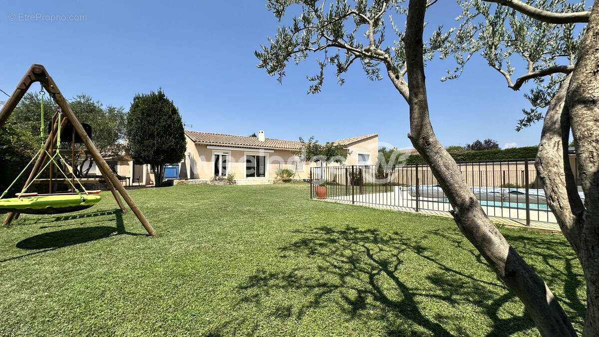 Maison à ENTRAIGUES-SUR-LA-SORGUE