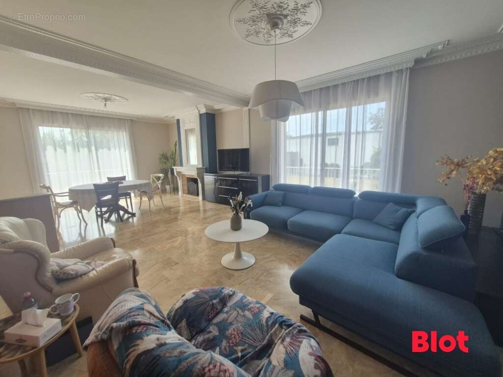Maison 256 m² à Etrelles  - photo 2