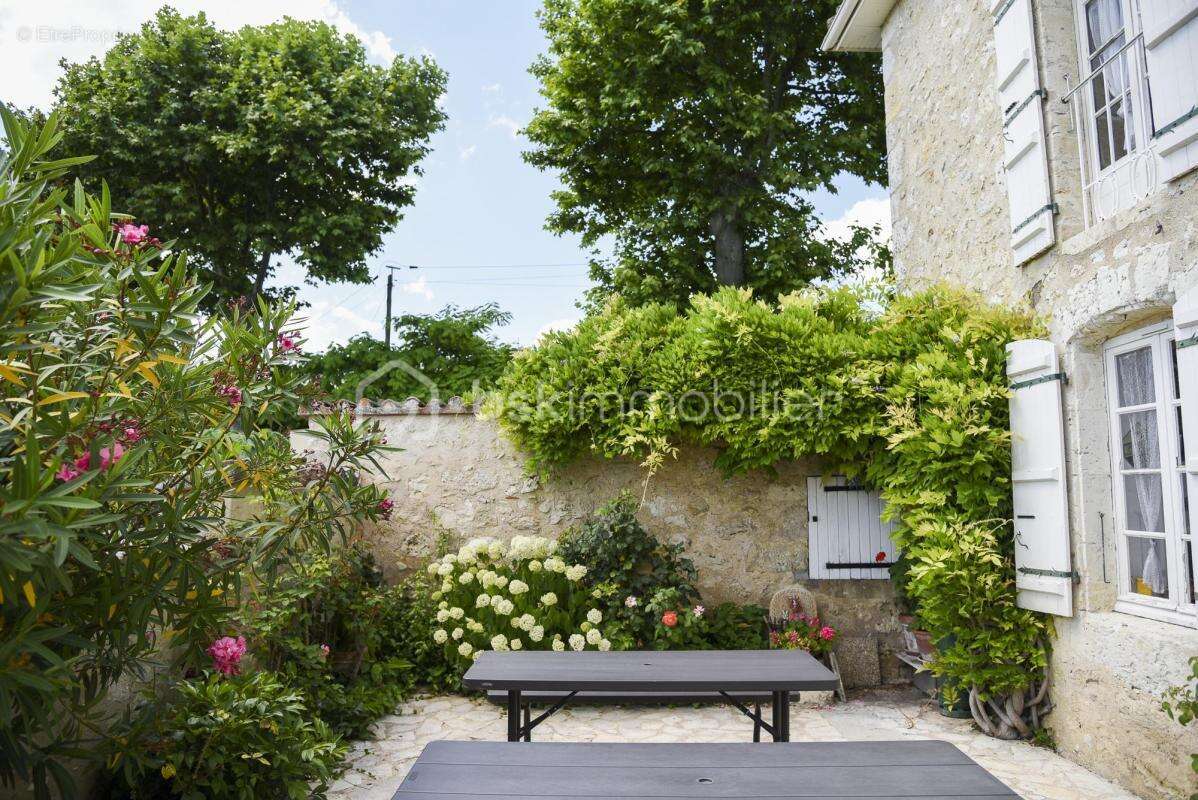 Ensemble immobilier de caractère en pierres 490m² avec activité locative rentable - photo 11