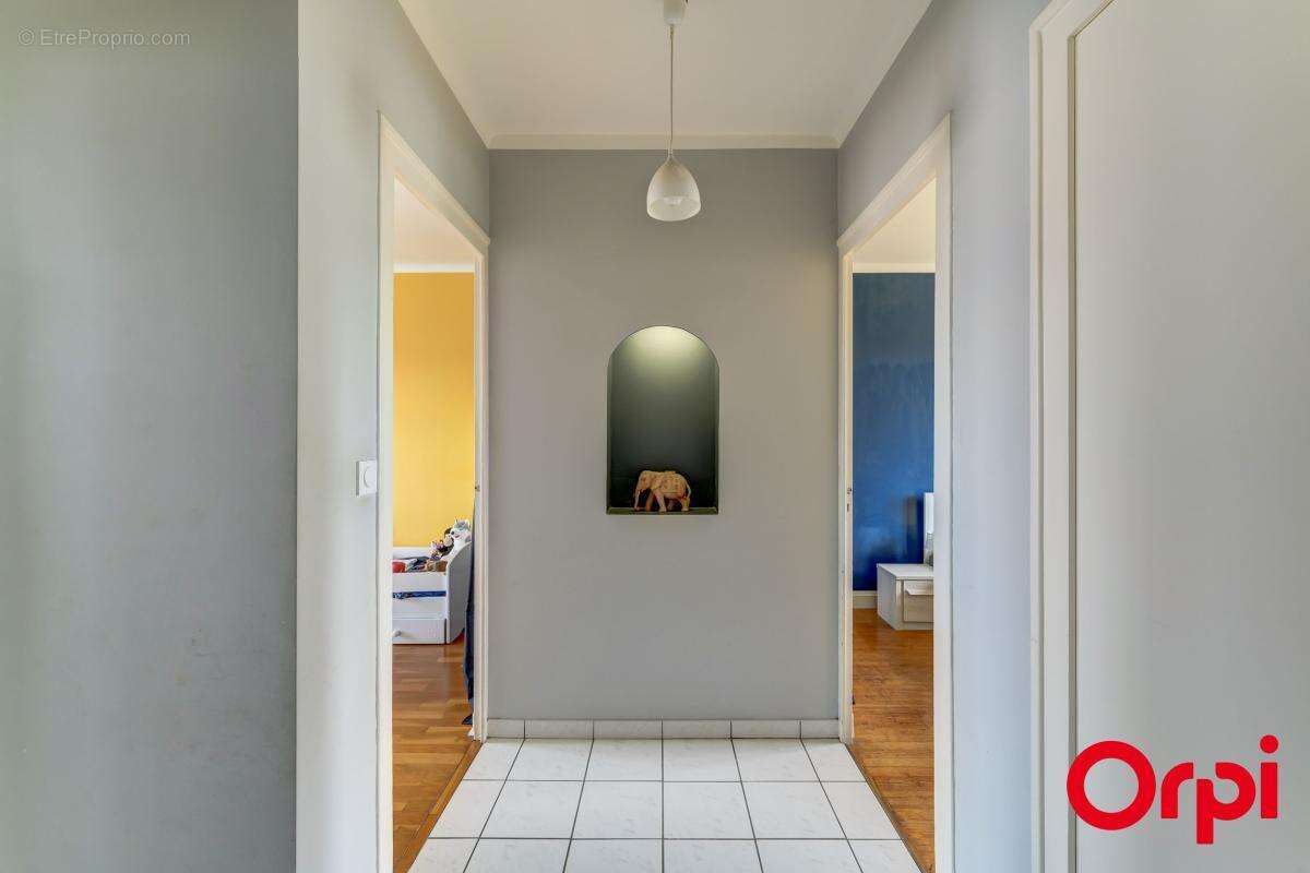 CALUIRE CENTRE BOURG - T3 de 79 m² avec vue dégagée - photo 12
