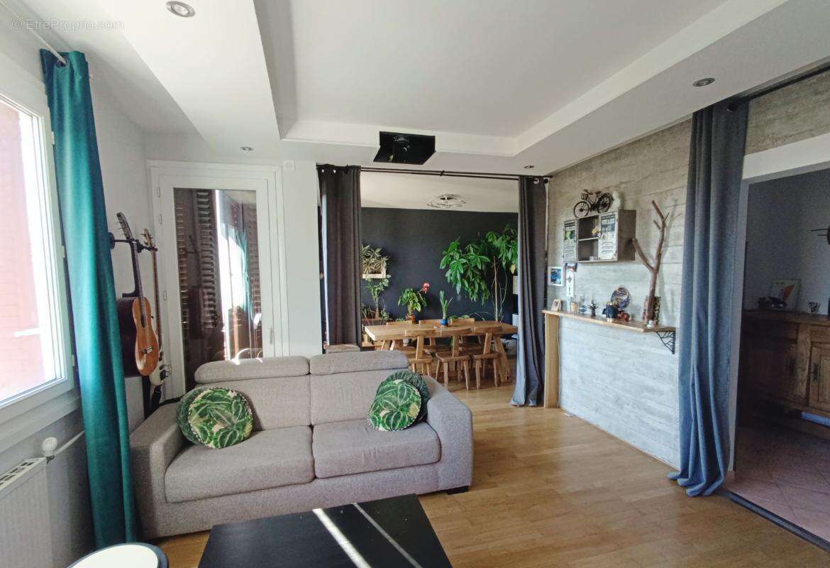 Appartement à MEYZIEU