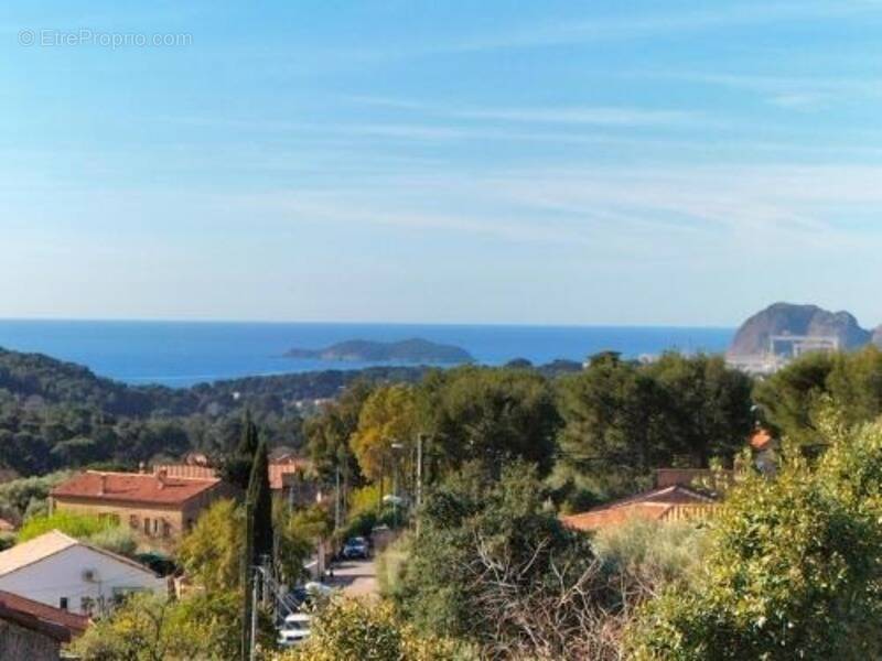 Terrain à CEYRESTE
