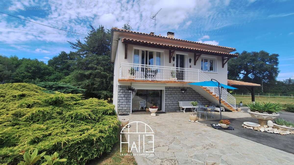 Maison à MONTROLLET