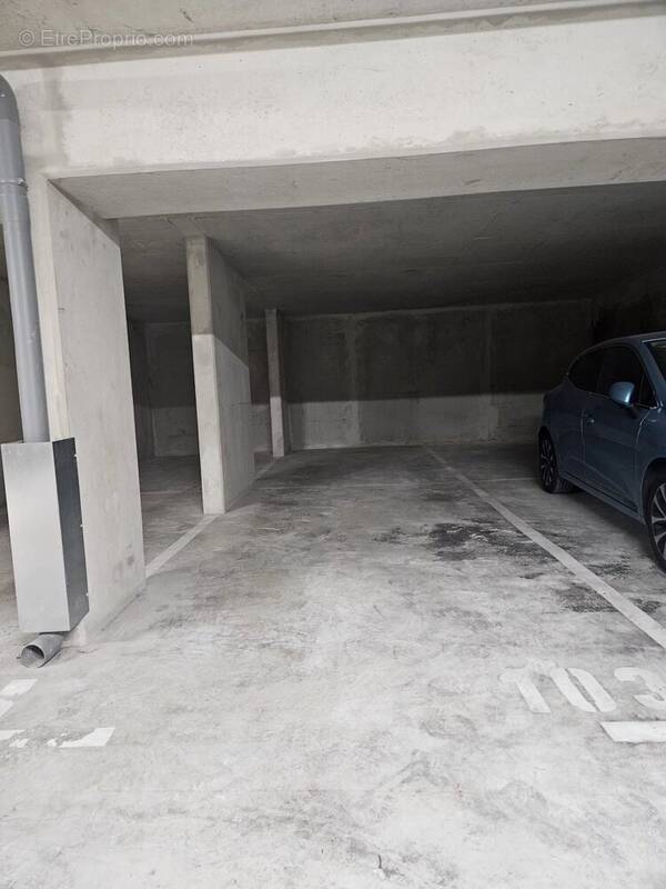 Parking à SAINT-LAURENT-DU-VAR