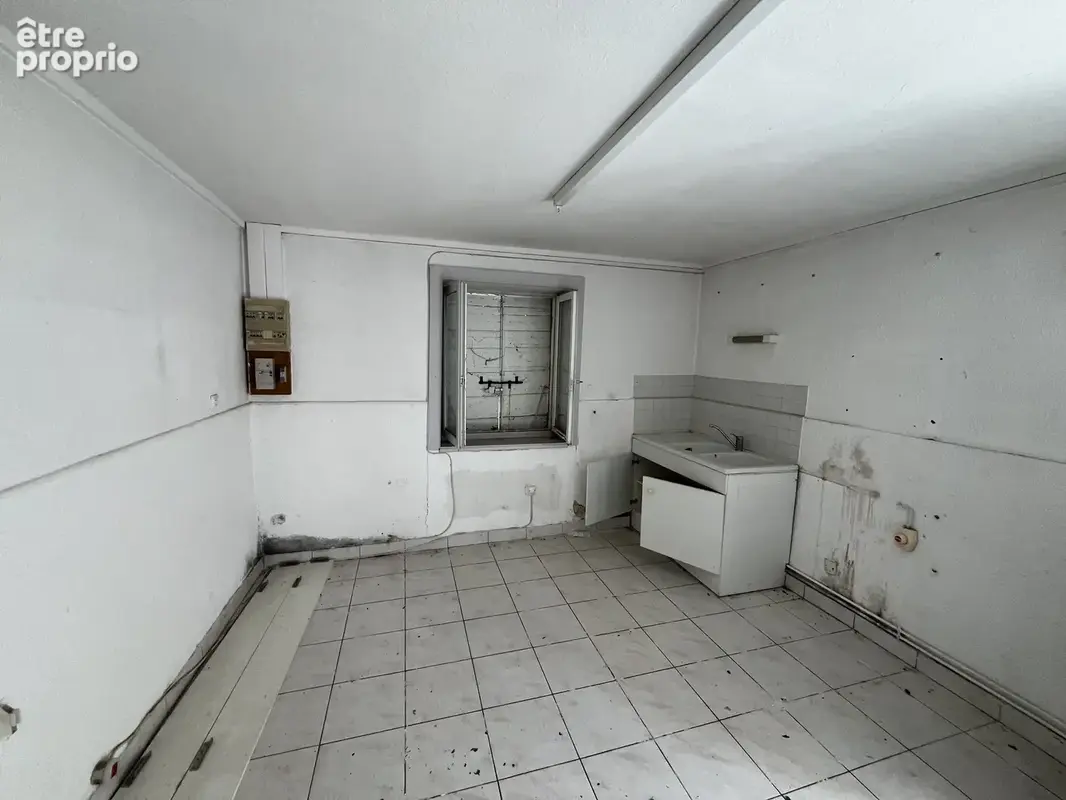 Centre de Craponne, maison individuelle à rénover avec dépendances sur terrain de 800m2. - photo 21