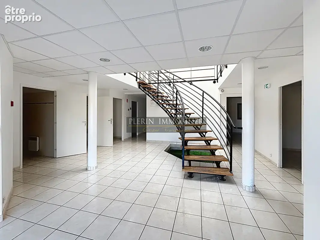 Bureau-300m² dans la zone commerciale - photo 2