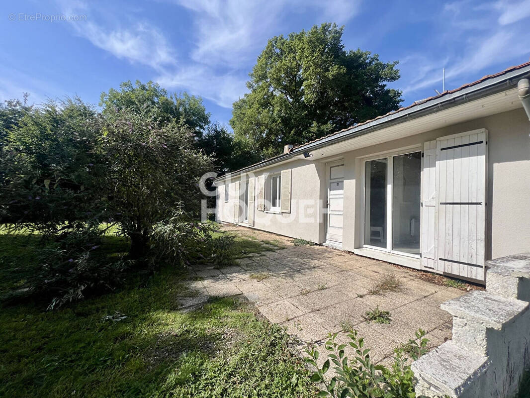 Maison à ESPINASSE-VOZELLE