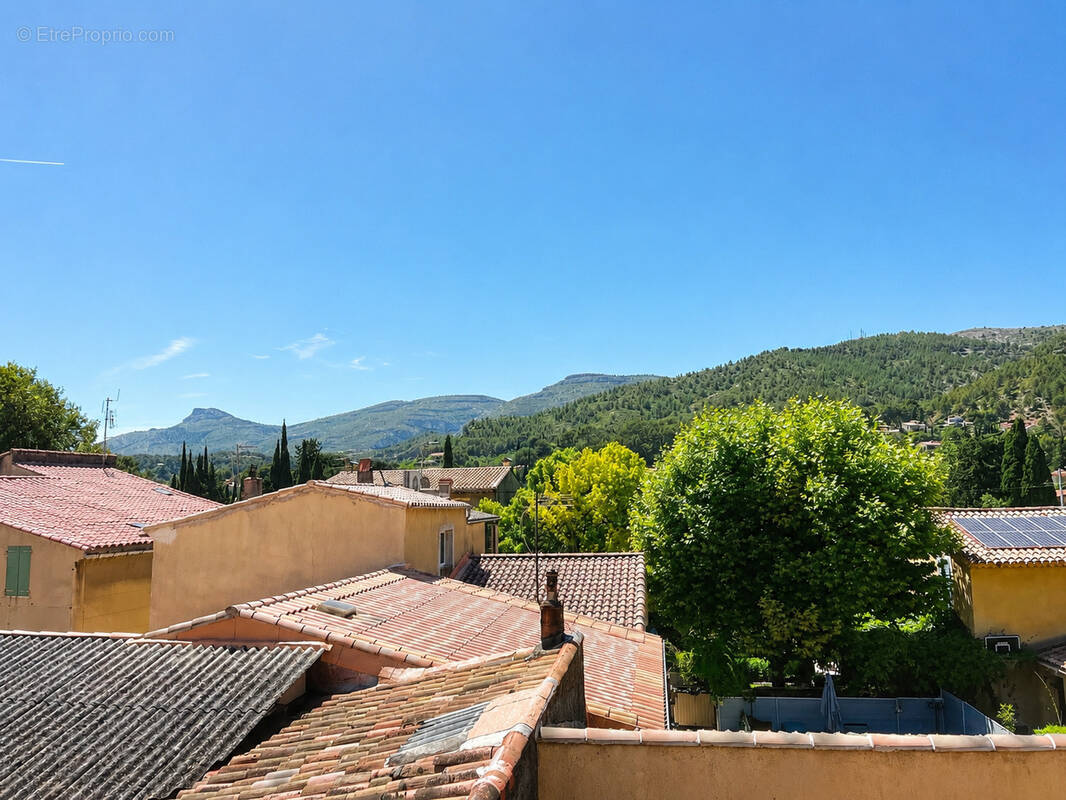 Appartement à ROQUEVAIRE