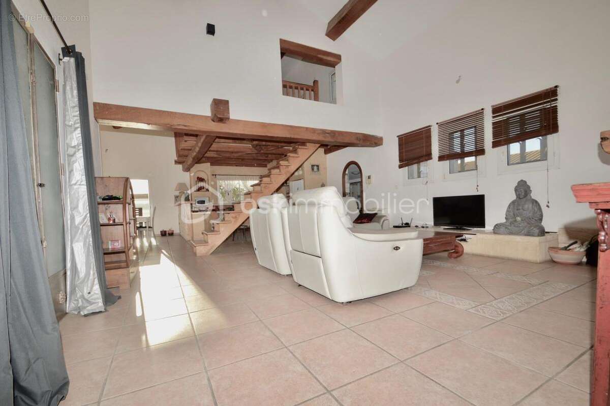 A PIA Villa T5 avec piscine et garage – Cadre calme et privilégié - photo 3