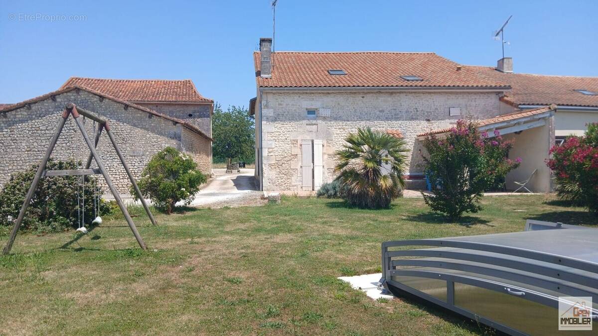 Maison 197 m² à Courgeac  - photo 1