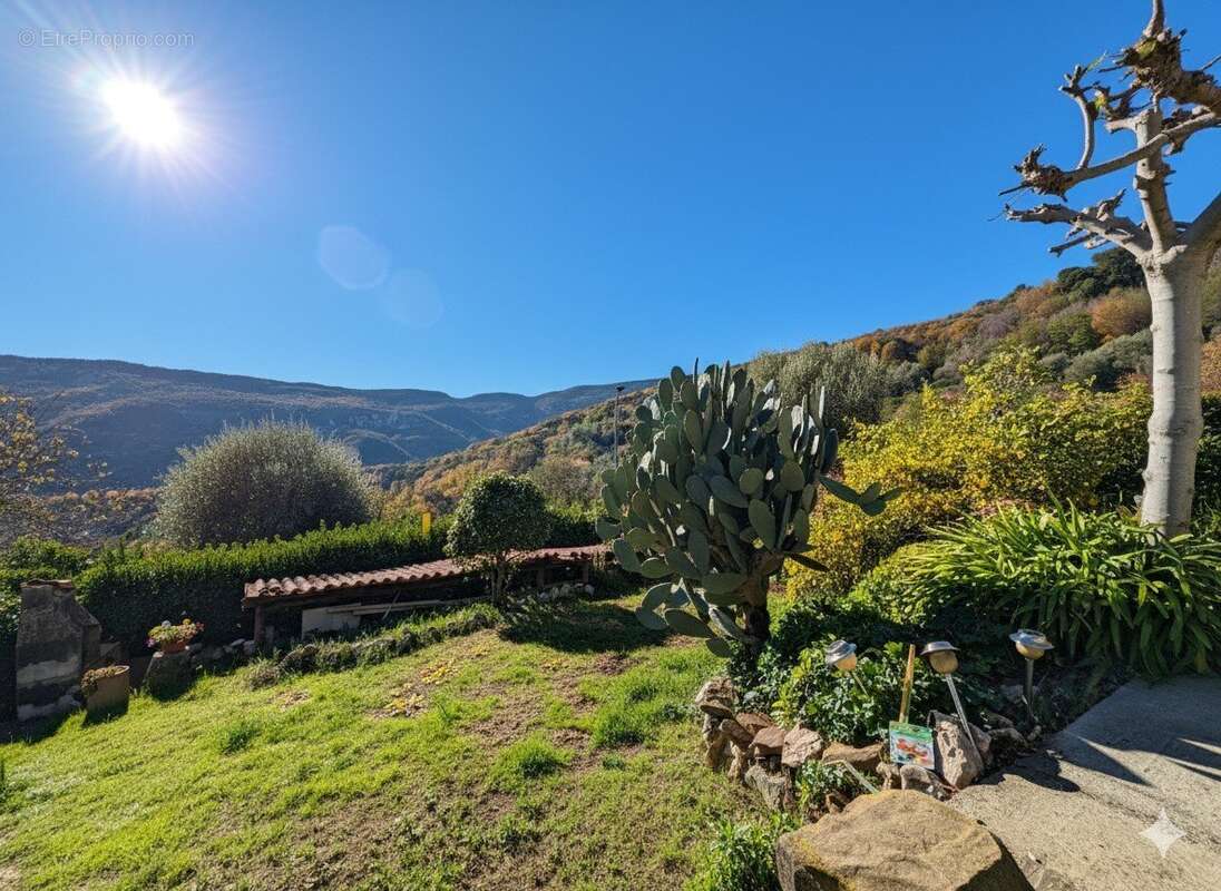 Appartement à CONTES