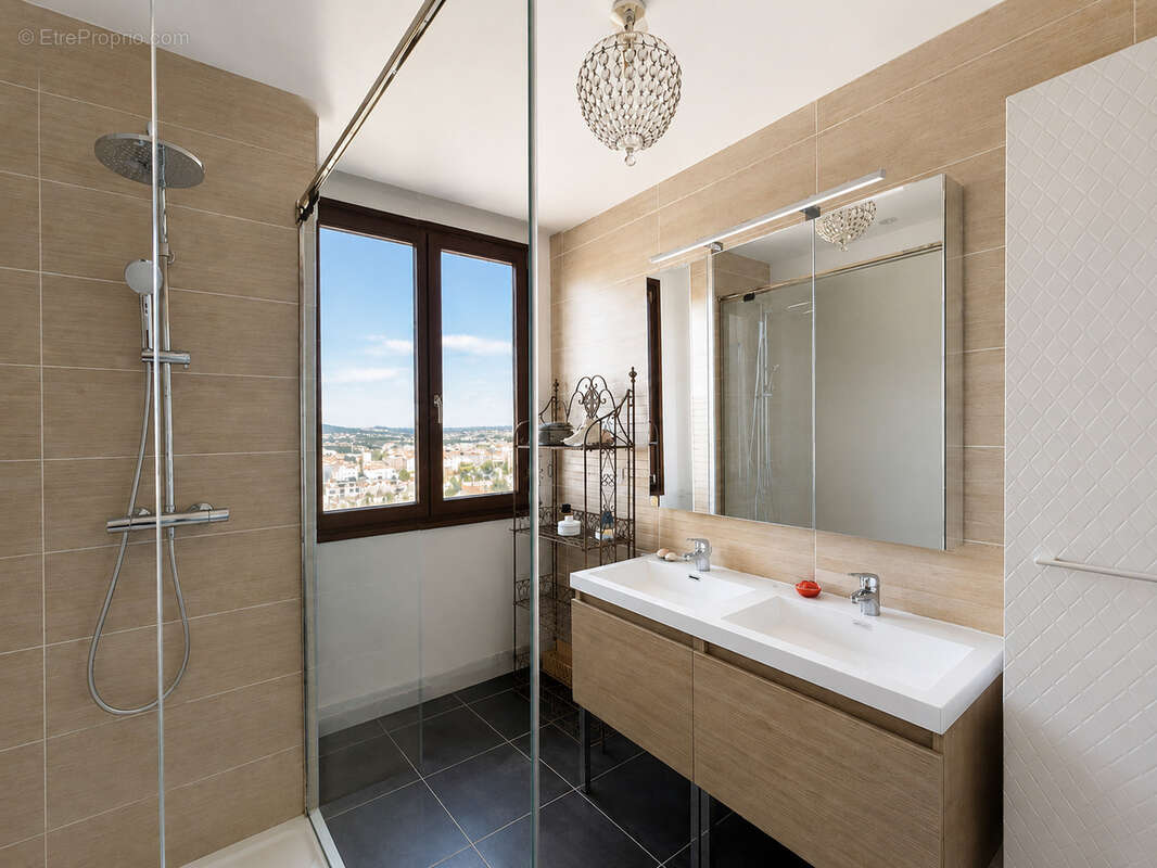 Bel appartement rénové avec vue, résidence sécurisée - photo 13