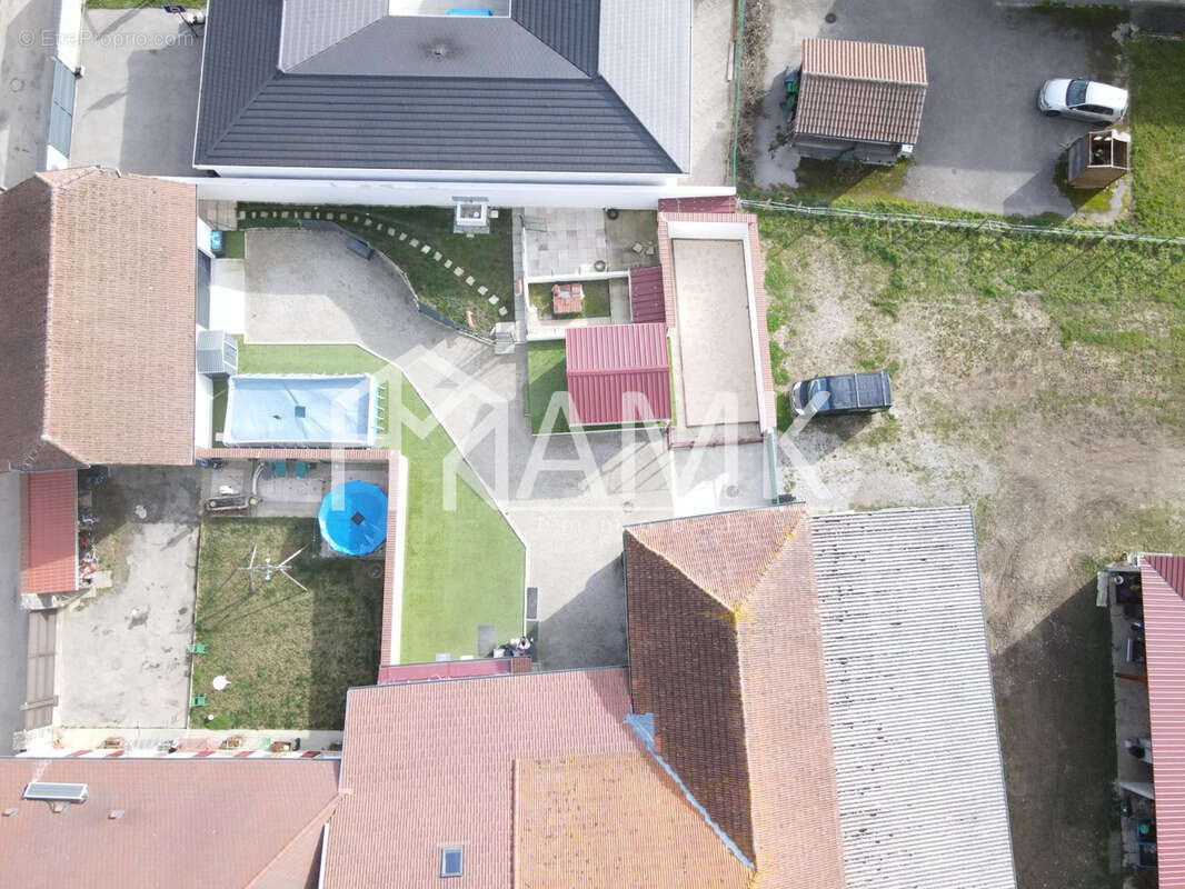 Maison de 165,52 m2   8 pièces   1000 m2 de terrain  plat  Chalet   Piscine   Dépendances   box - photo 3