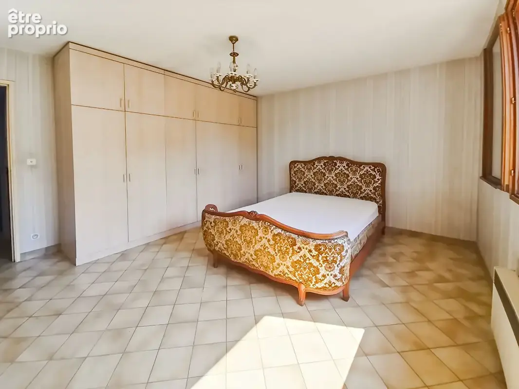 VDO-Vieux Bourg -5 pcs--3/4 Chambres- (+ de 251 m2) Piscine-S/sol Total-Terrain; 600m2 - photo 2