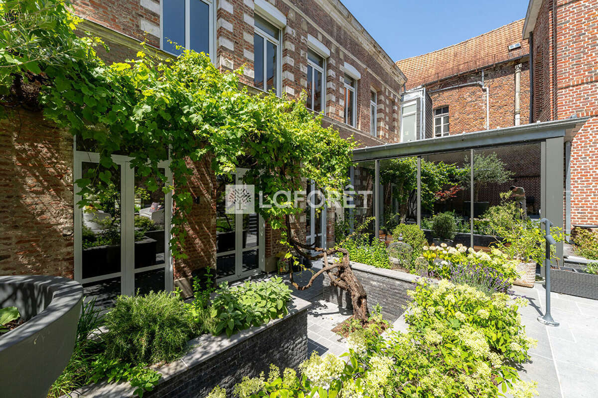 Grande maison d'époque rénovée avec goût - Secteur Tribunal - photo 12