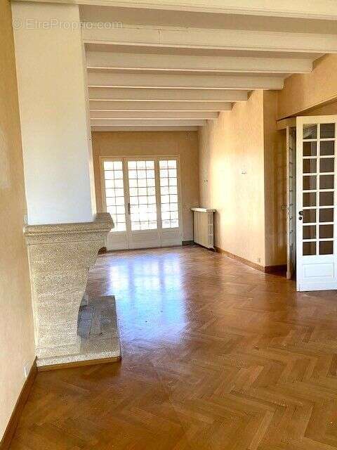 Maison de Maitre avec garage, terrasse et jardin de curé - très beau potentiel !!! - photo 8