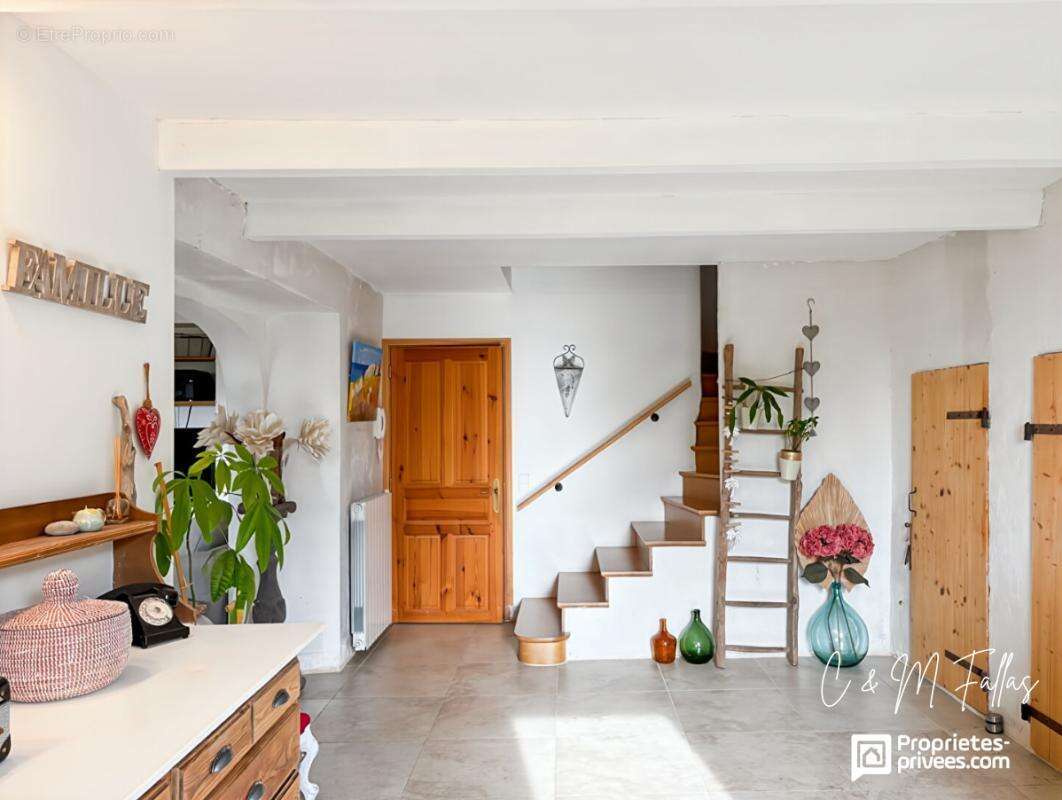 Maison à CAMARET-SUR-AIGUES