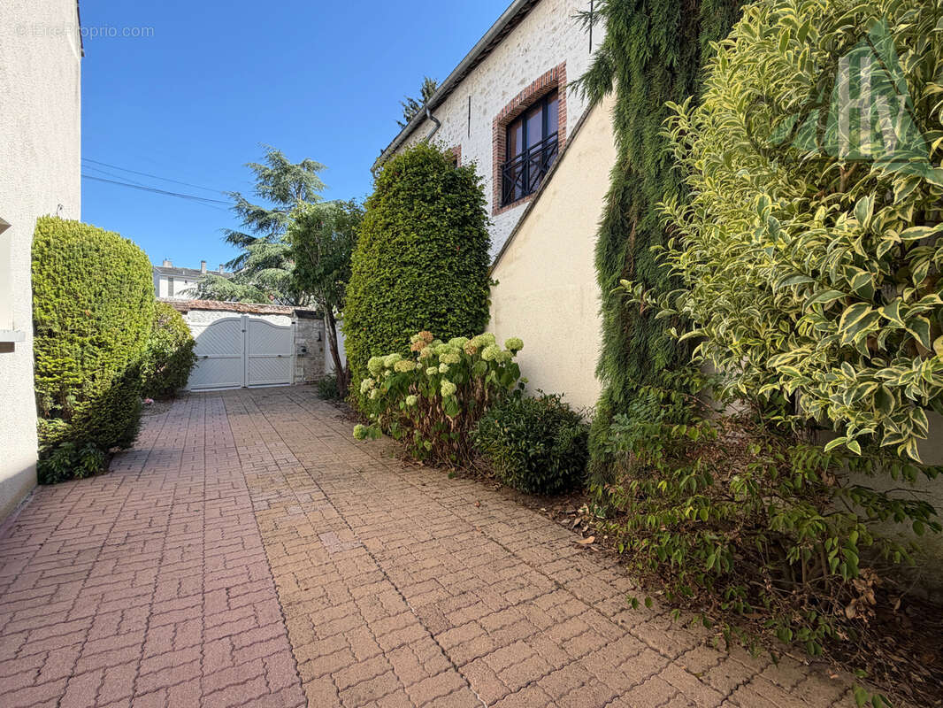 Maison traditionnelle - 157 m2 - 5 pièces - Provins centre - photo 2