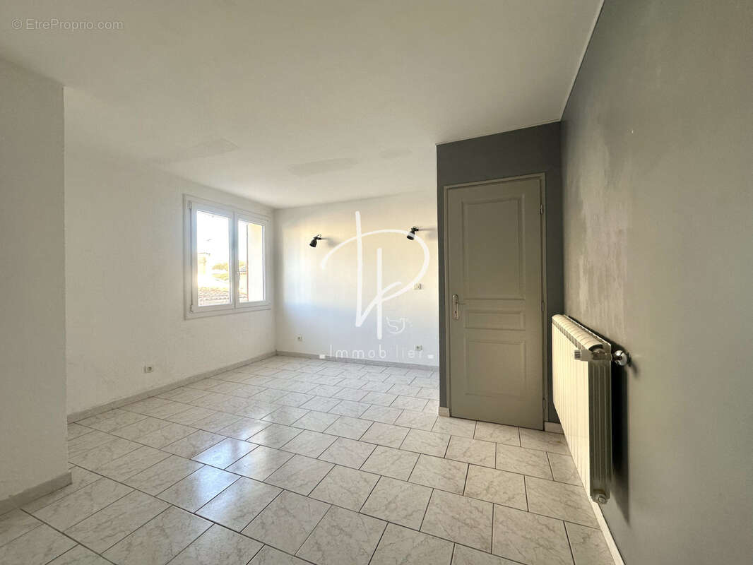 Appartement à LA FARE-LES-OLIVIERS
