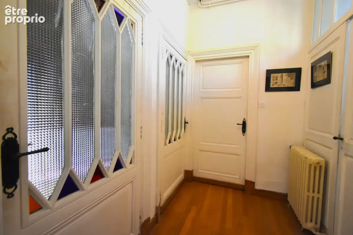 Maison de maître atypique avec maison secondaire, piscine et jardin. - photo 8