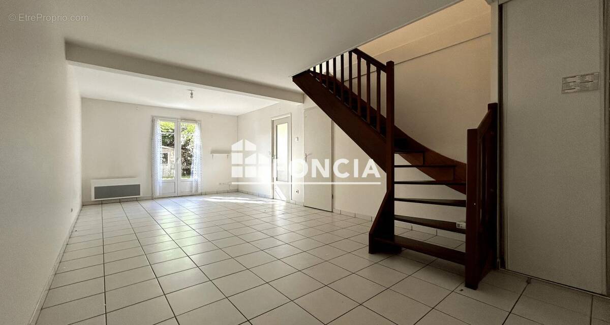 Maison à SAINT-PIERRE-DU-PERRAY