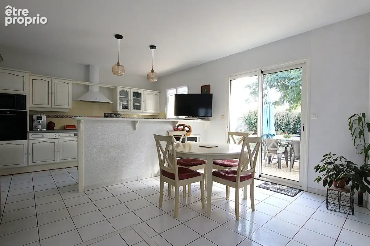 Vouillé, Maison de plain-pied, 121 m² habitables. - photo 9