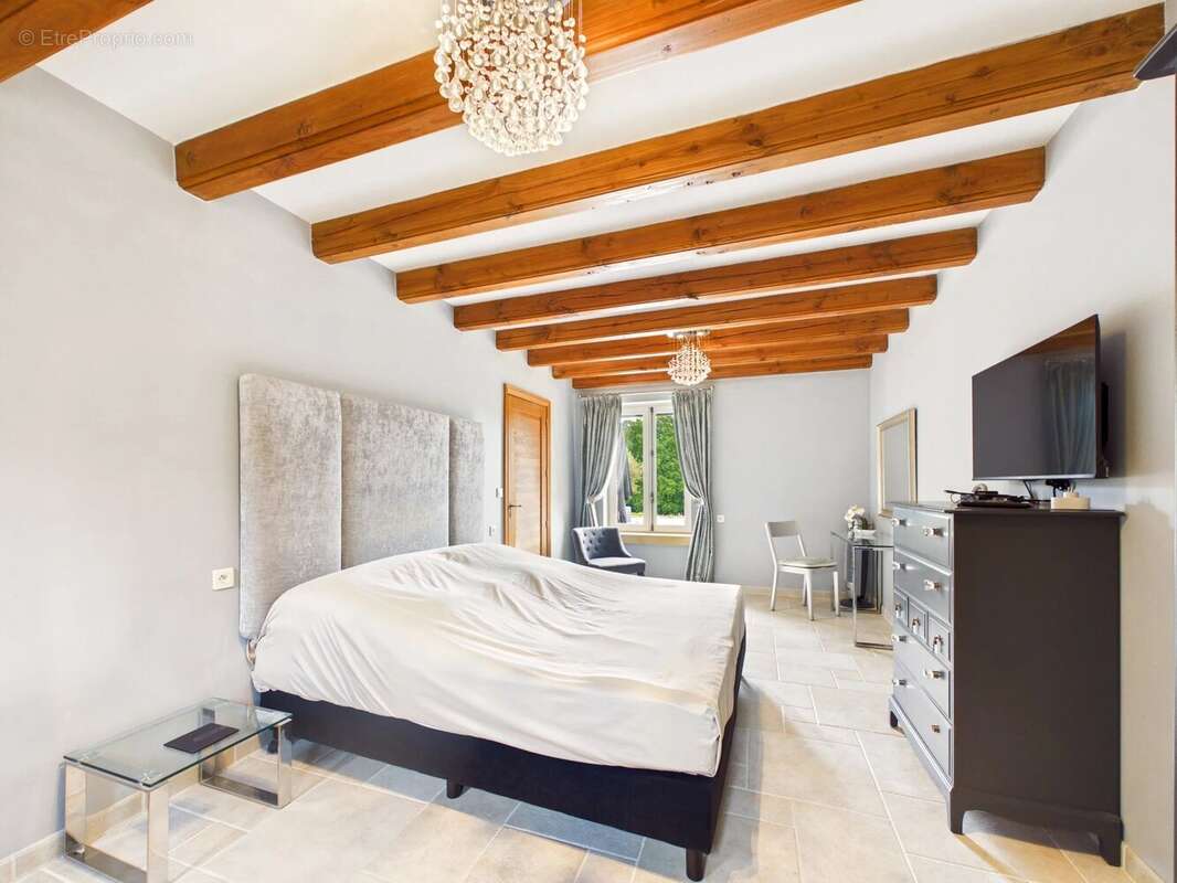 Élégante Résidence en Pierre avec Vues Panoramiques et Espaces de Vie Modulables - photo 18