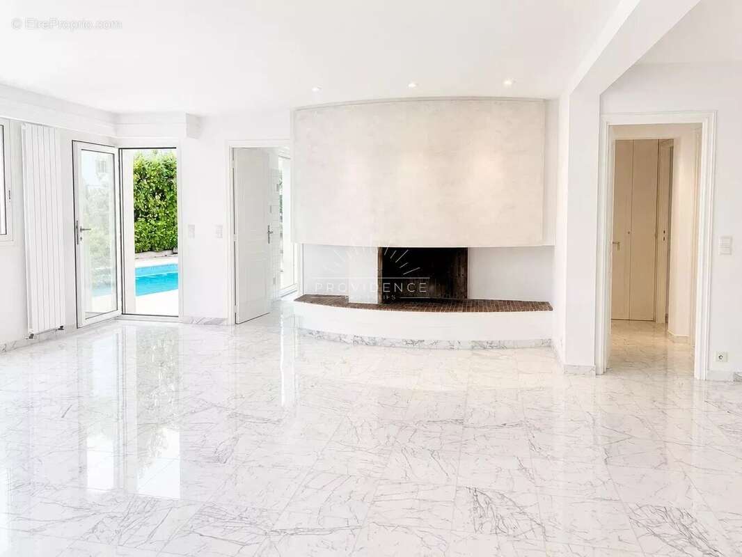 Le Cannet Europe - Villa 266 m², 5 chambres, piscine, jardin plat et vue mer - photo 5