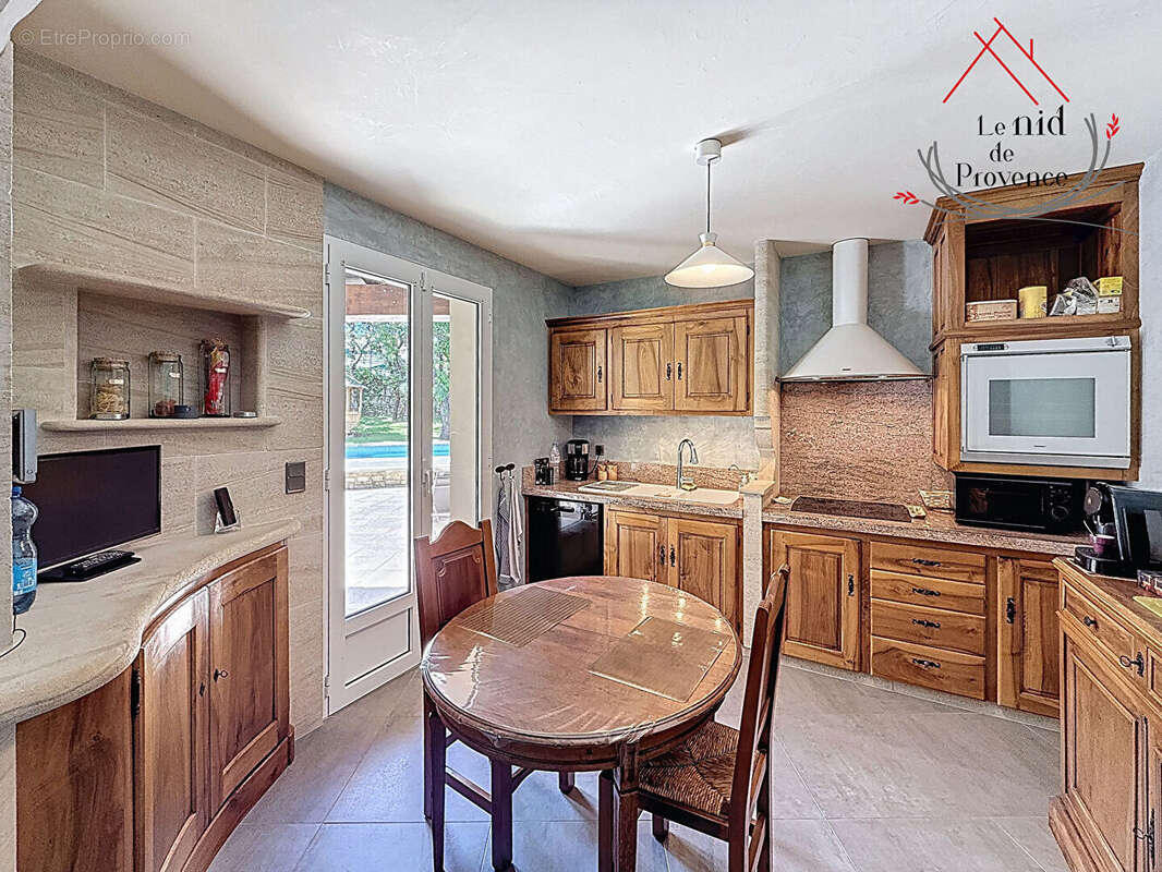 Maison à LA ROQUE-SUR-PERNES