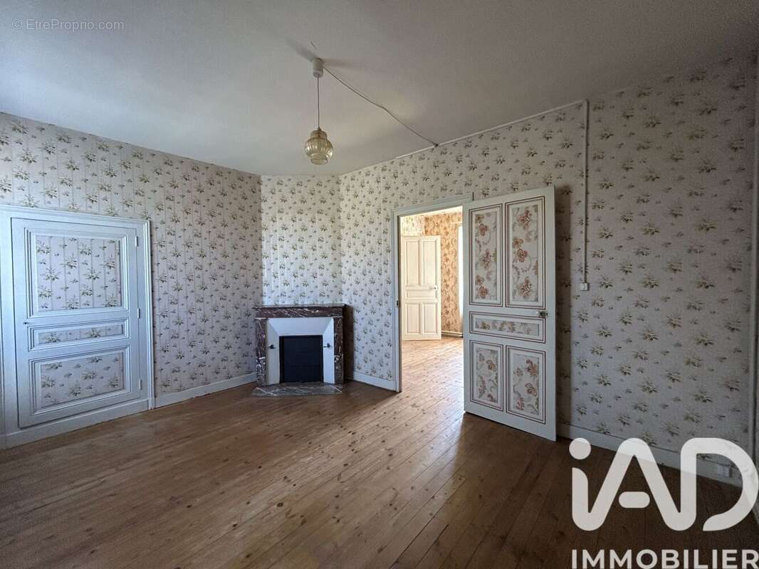 Maison 120 m² à La Tour-Saint-Gelin  - photo 7