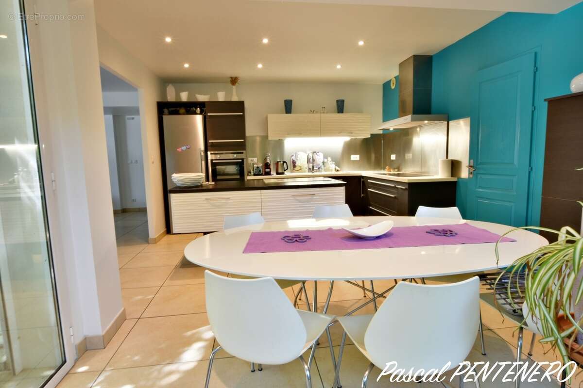 Volumes, lumière et sobriété énergétique : la maison familiale que vous attendiez à DECINES CHARPIEU (69) - photo 8