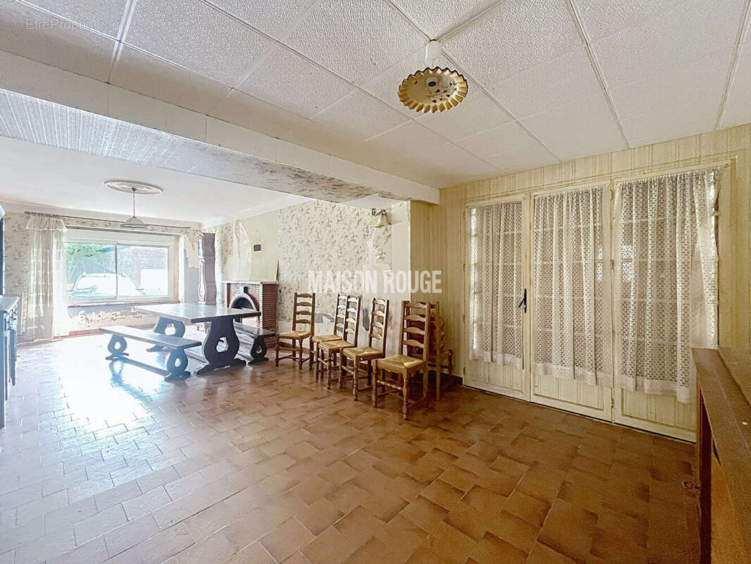 TRESSE - Maison en pierre à rénover avec jardin de 900 m², garage et beau potentiel d'aménagement - photo 5