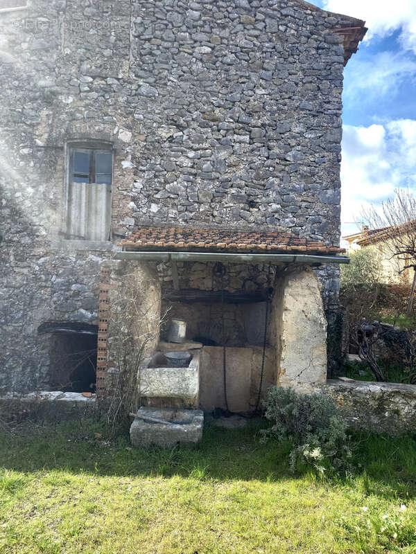 Terrain constructible avec maison en ruine, jardin et dépendances - photo 9