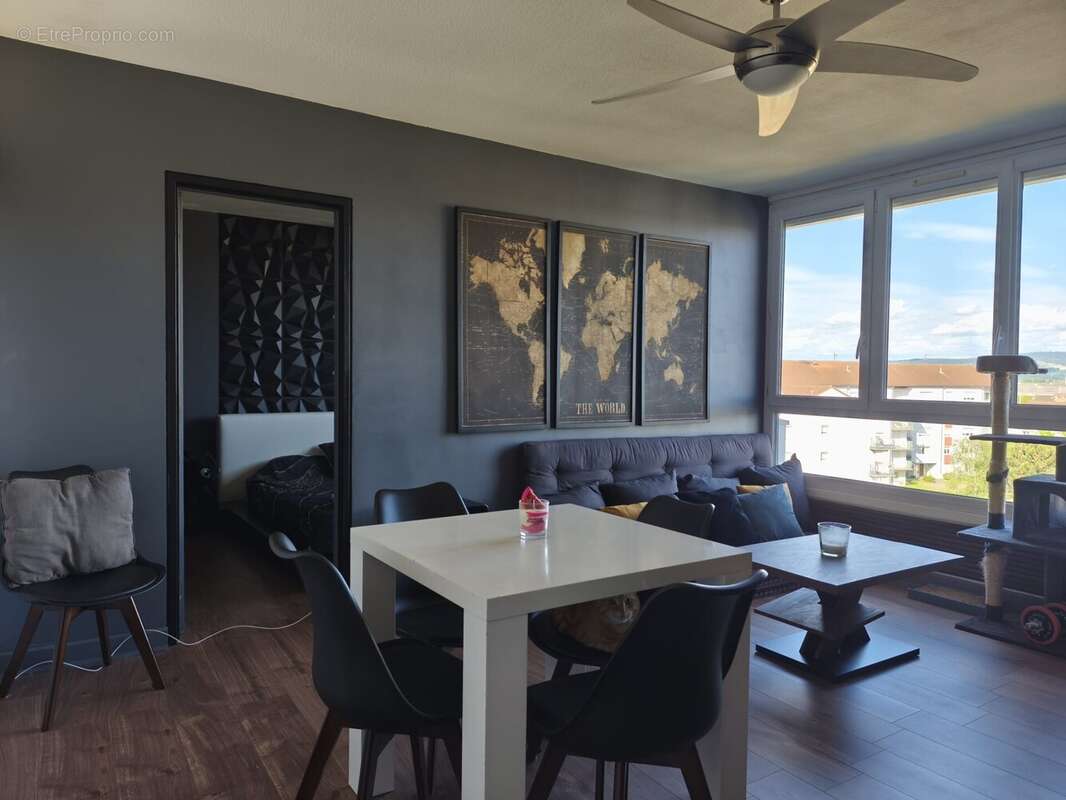 Appartement à PERONNAS