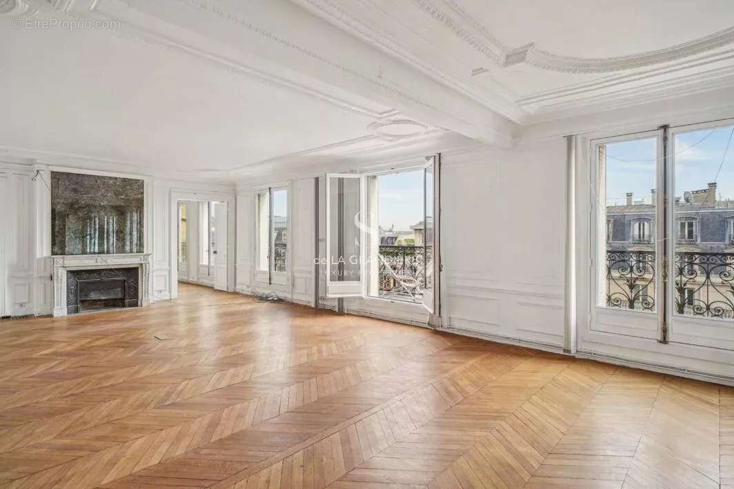 Appartement à PARIS-8E