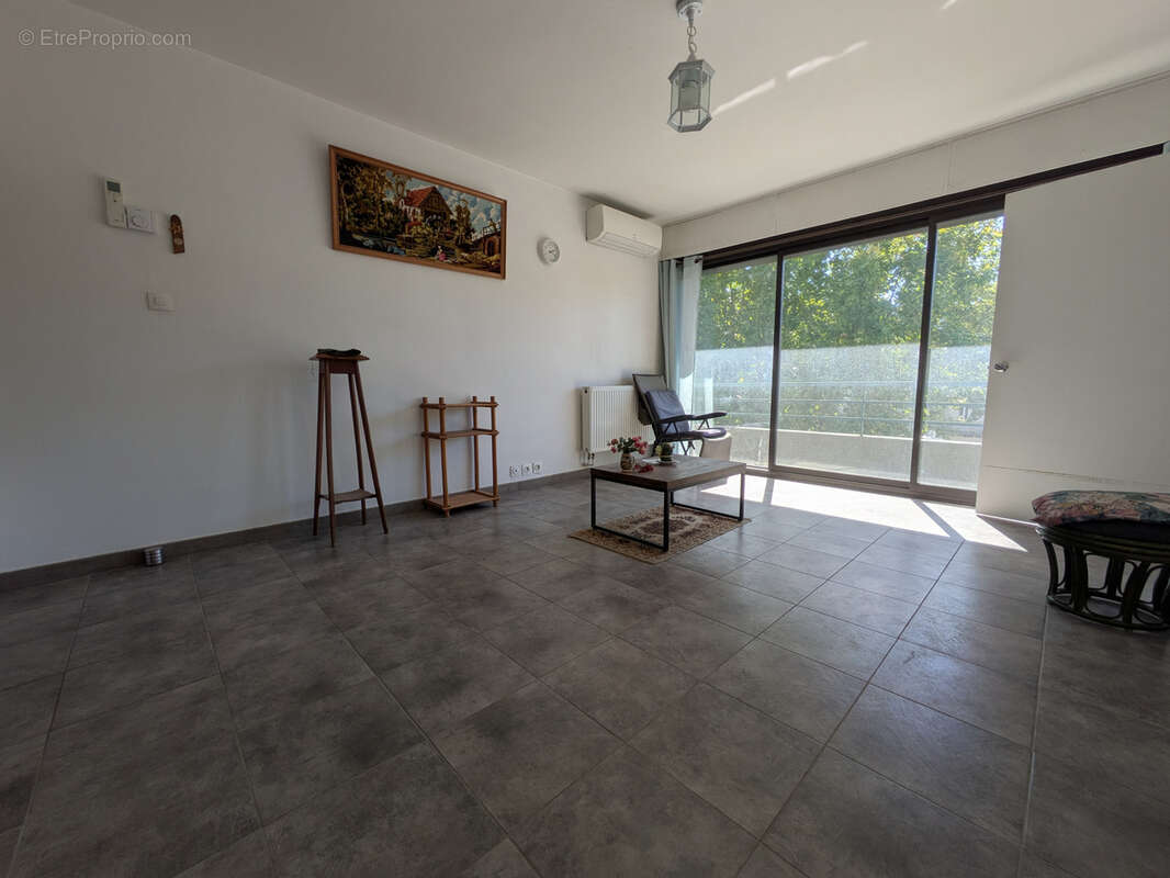 Appartement à BAGNOLS-SUR-CEZE
