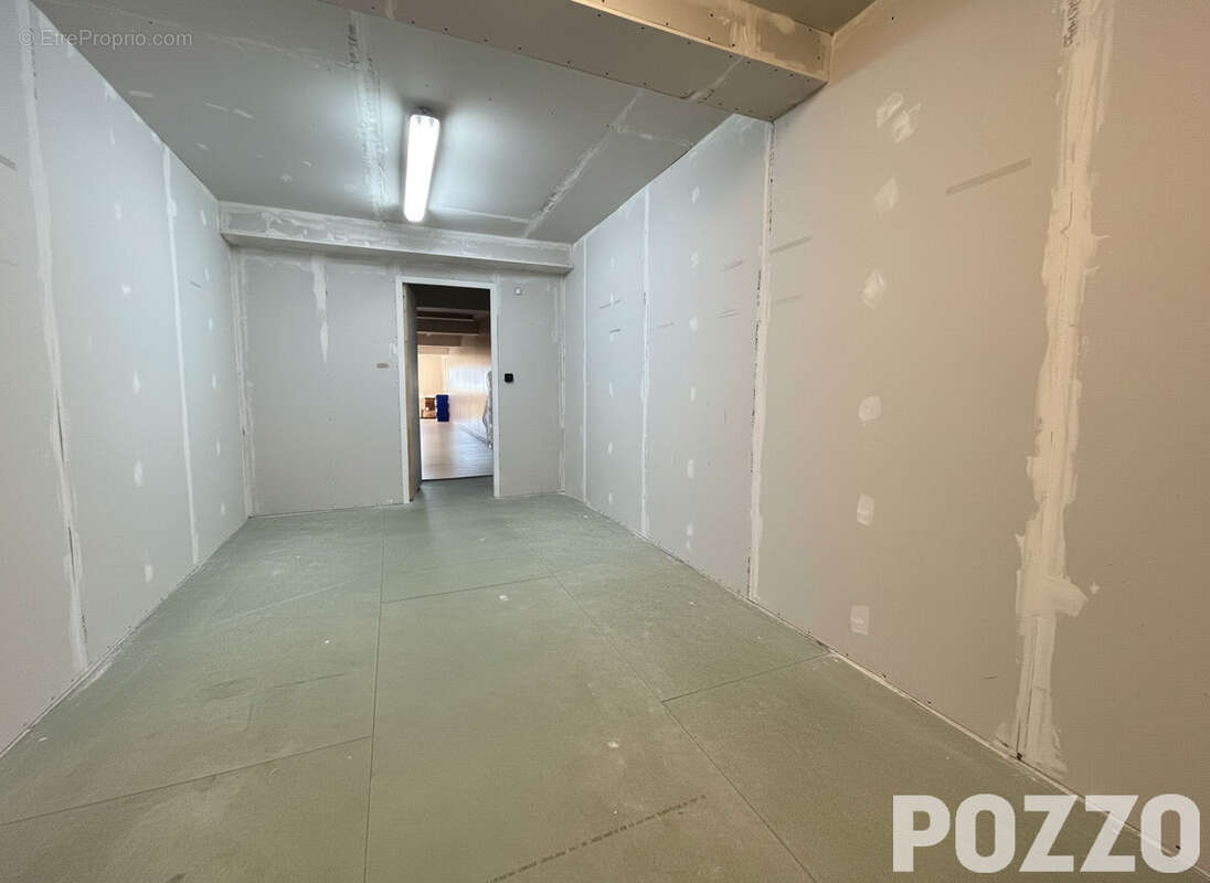A Vendre - Fougerolles Du Plessis - Local d'activité 450 m² - ATELIERS ET BUREAUX - photo 8