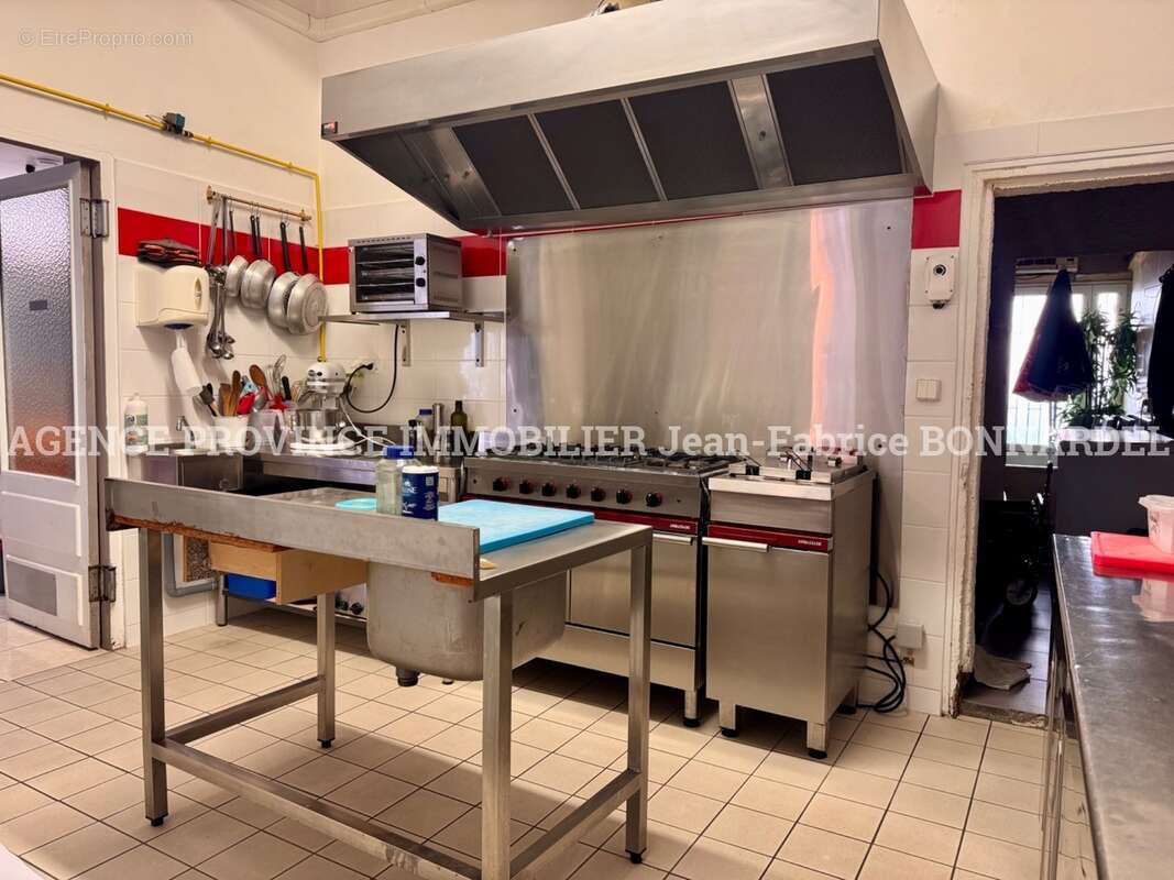 Commerce à SAINTE-CECILE-LES-VIGNES