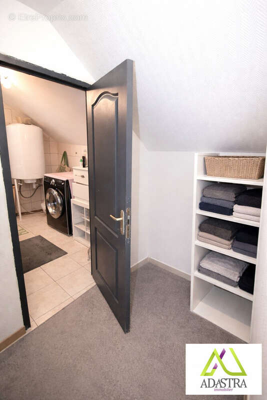 Dégagement du F1 43m2 (désencombré grâce à l'IA) - Appartement à MULHOUSE